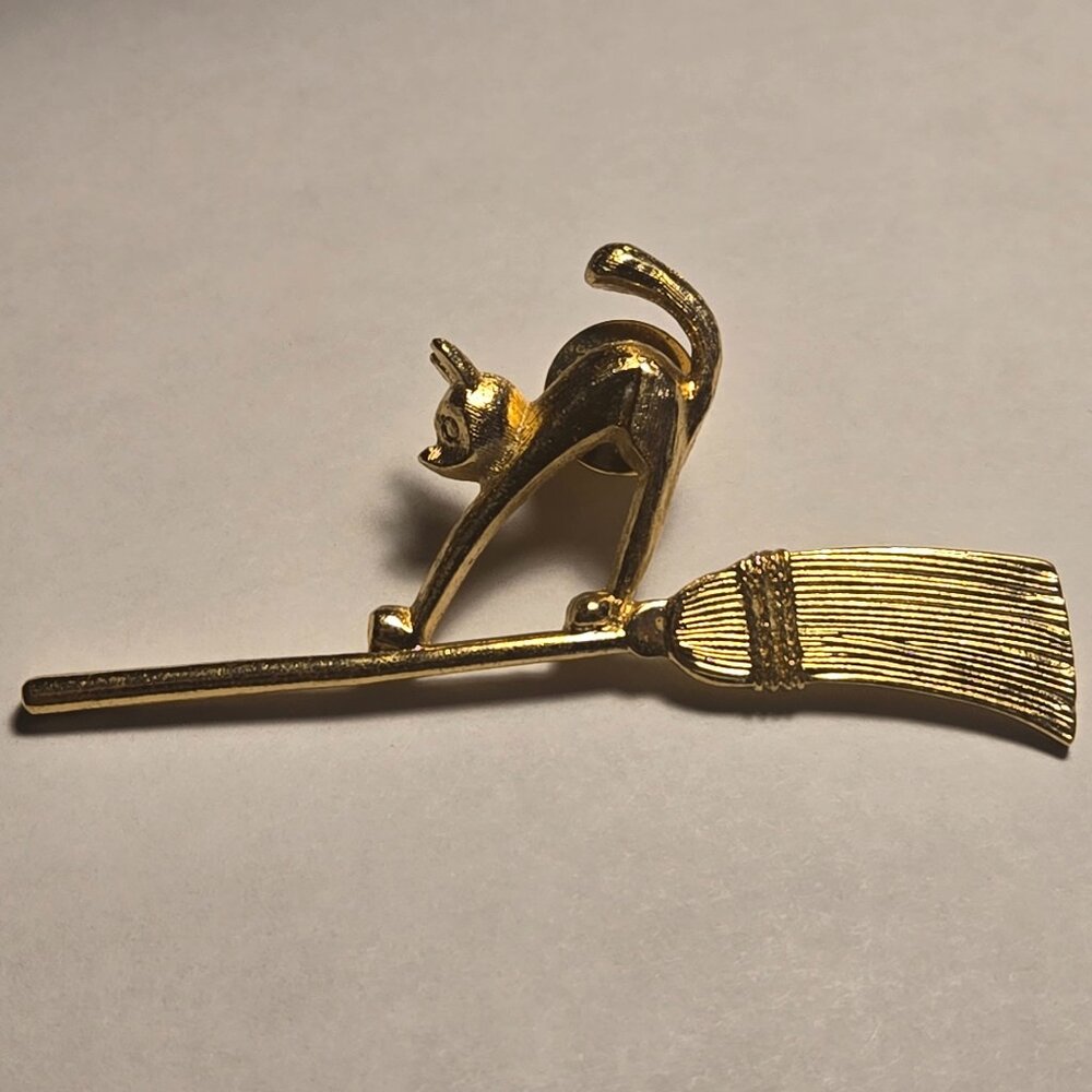 Vintage Witchy Gold Tone Avon 1980's Cat on a Broom 3D Stick Pin Brooch